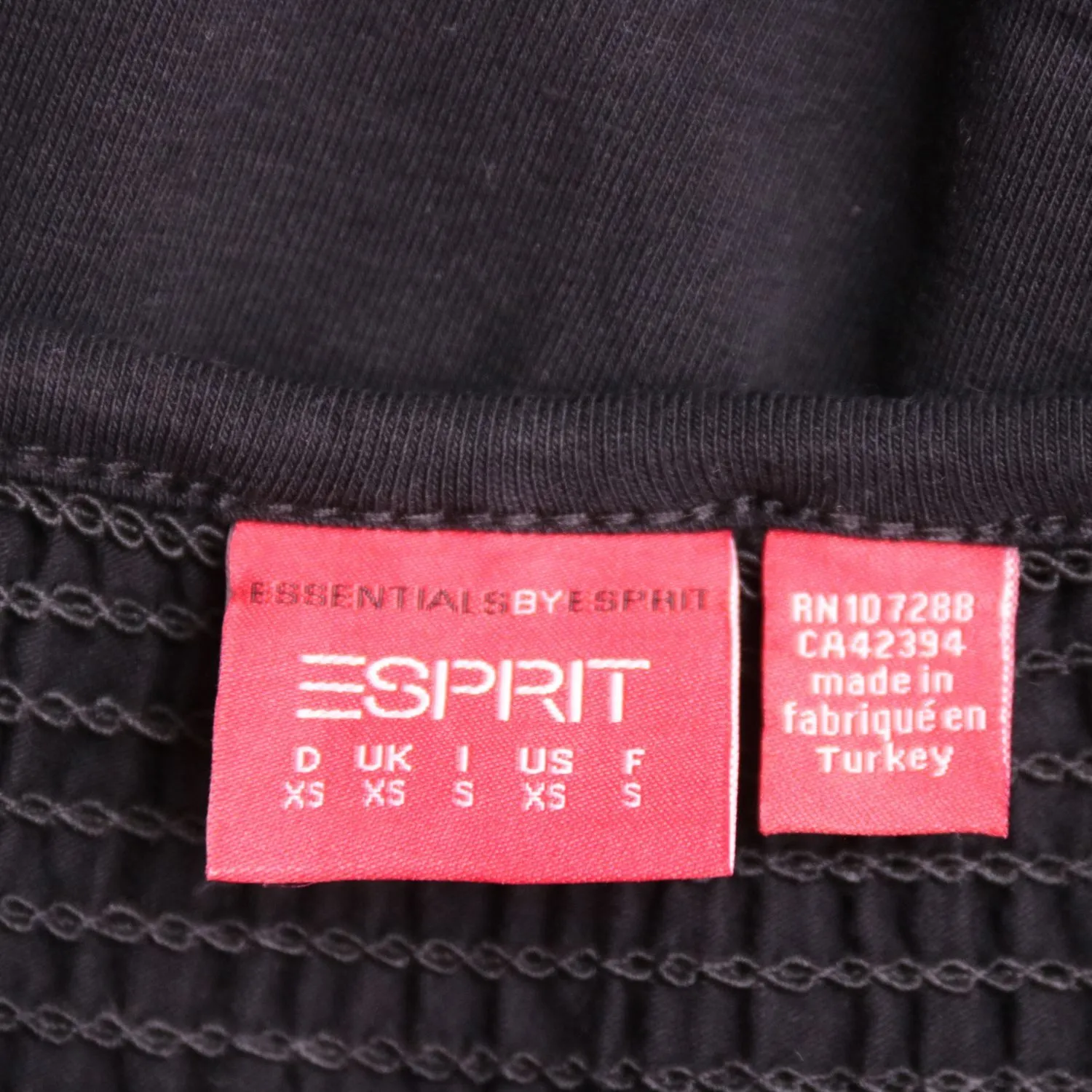 Чёрная футболка Esprit с декоративной прострочкой, размер 40 (XS)