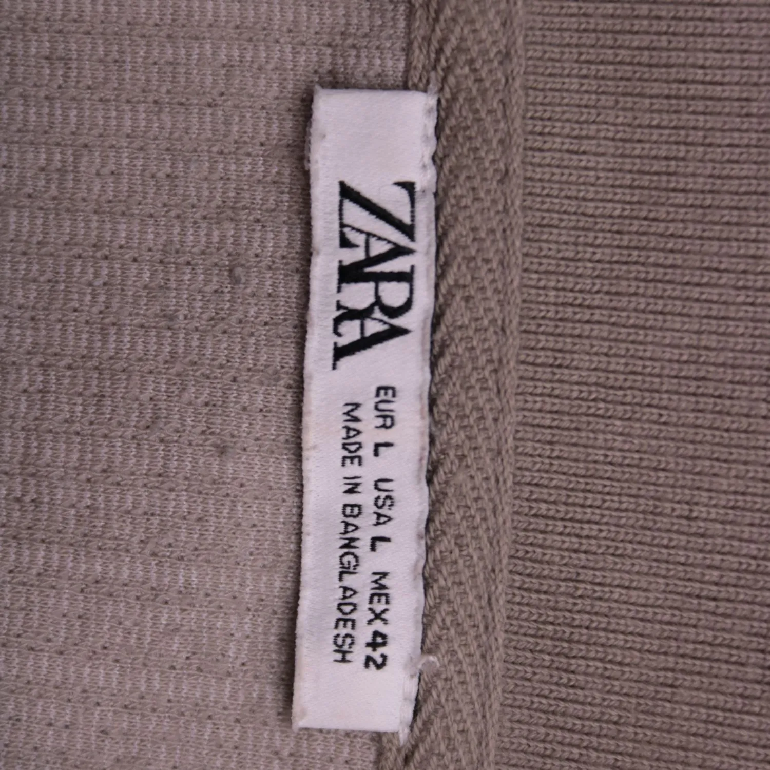 Серо-бежевое поло ZARA с фактурной вязкой, размер 50 (L)