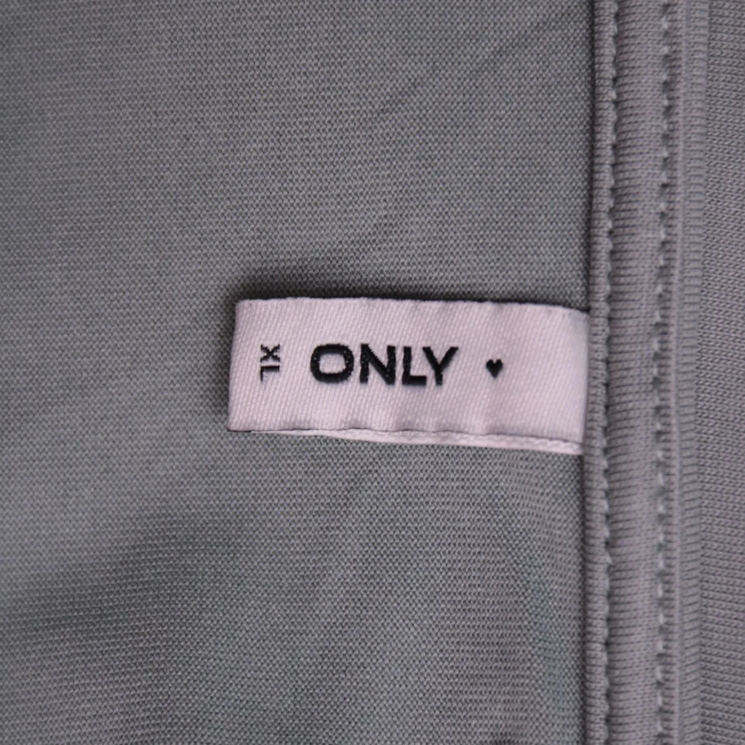 Серая футболка ONLY с V-образным вырезом, размер 52 (XL)