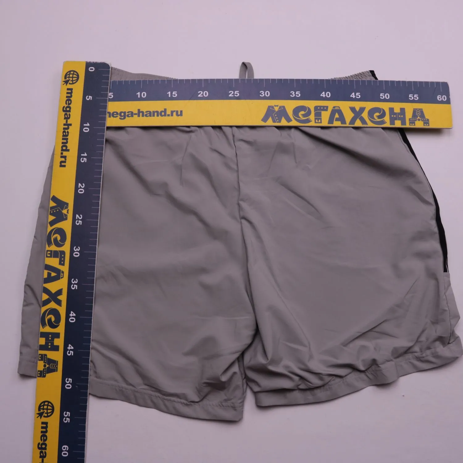 Серые спортивные шорты adidas с боковыми полосками, размер 56 (XXL)