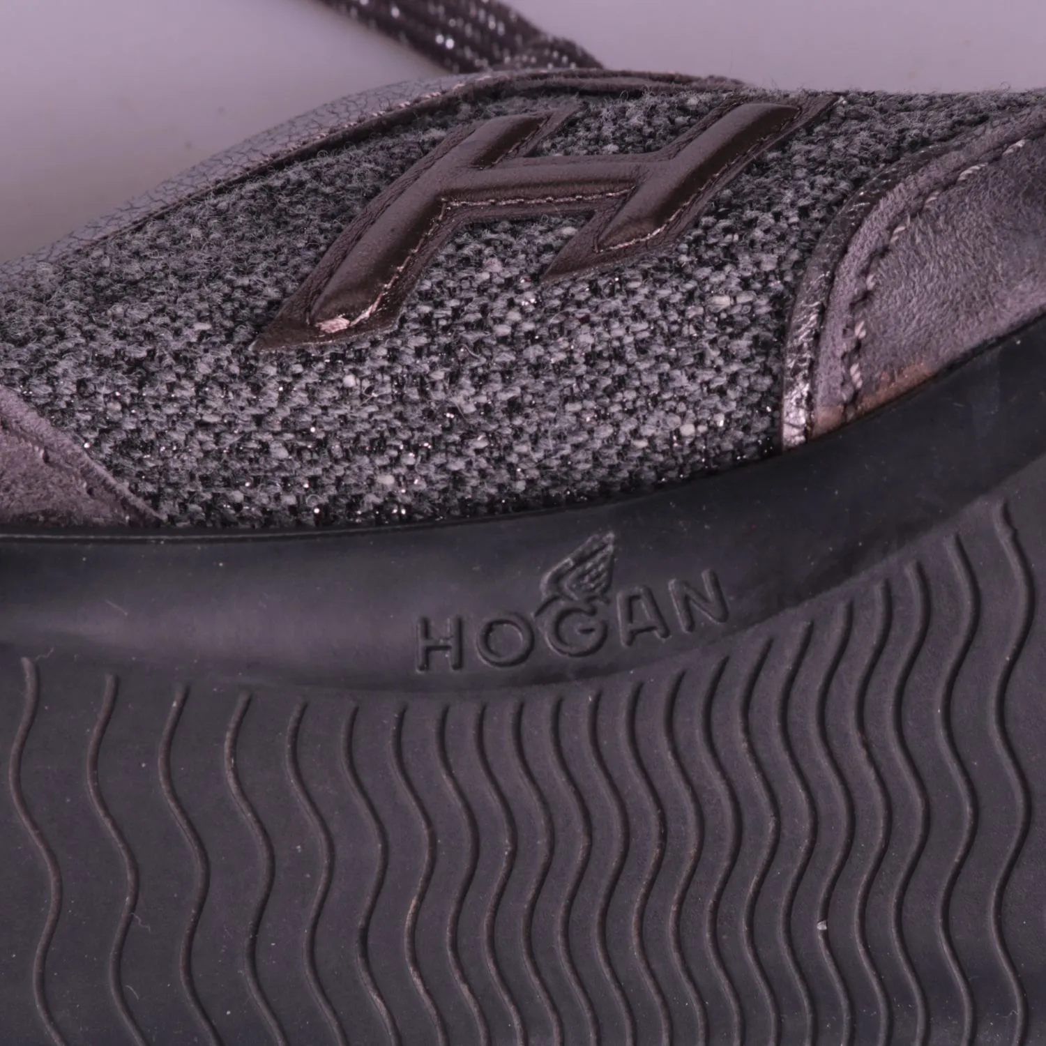 Серые кроссовки Hogan с фактурными вставками