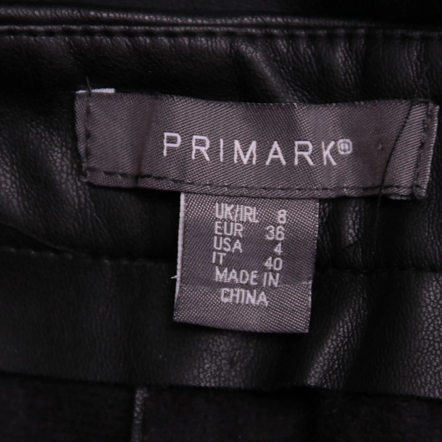 Чёрные брюки Primark с покрытием под кожу, размер 40 (XS)